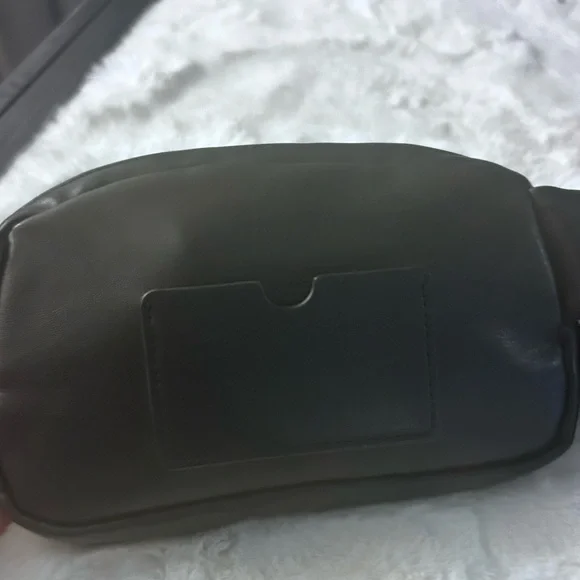 Steven Madden unisex Black Crossbody Belt vegan leather EUC PURSE-SALE p4 - Picture 3 of 3